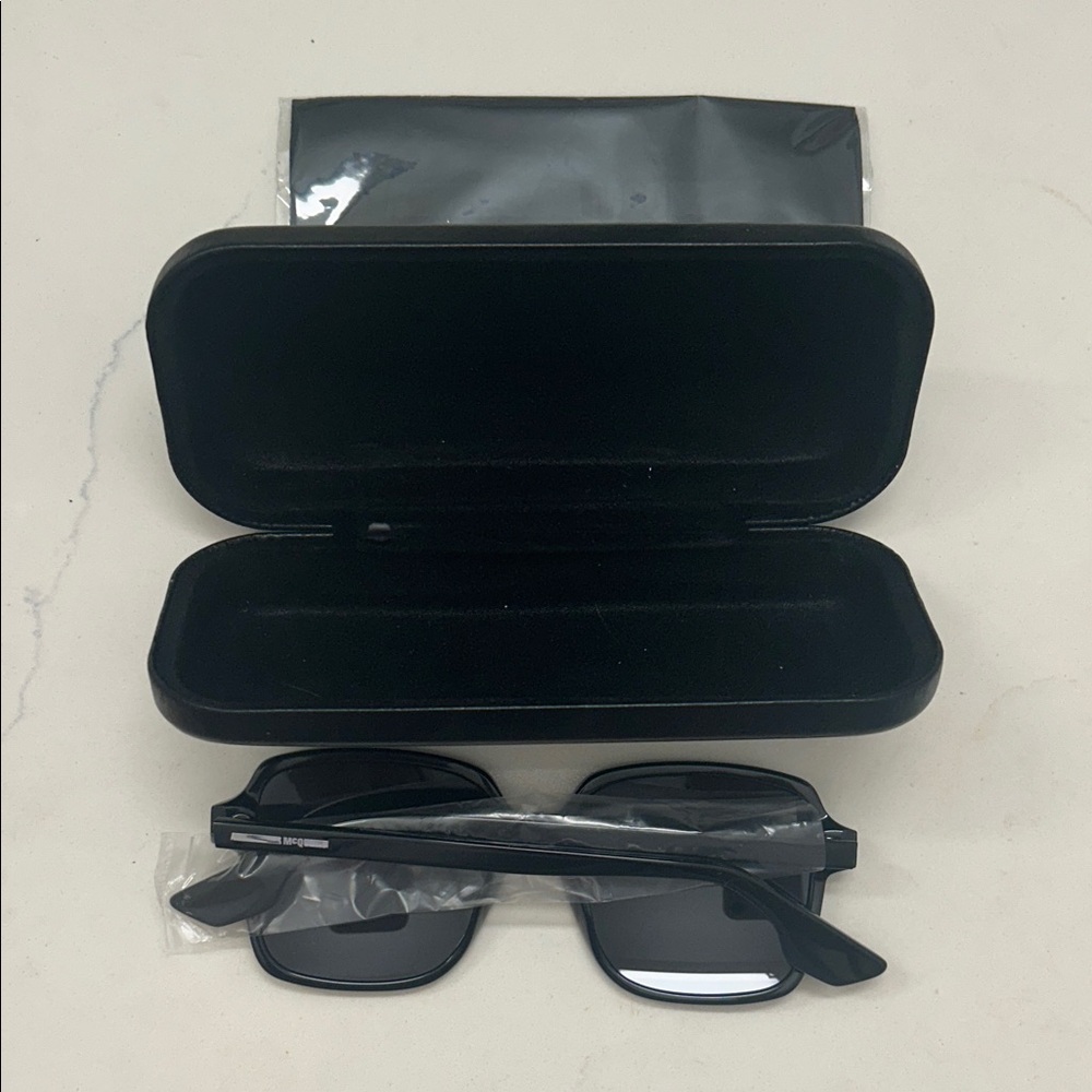 McQ by Alexander McQueen Black Sunglasses - Picture 2 of 2